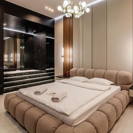 Leogrand Jacuzzi On Malaniuka 2 Apartment Lviv Bagian luar foto