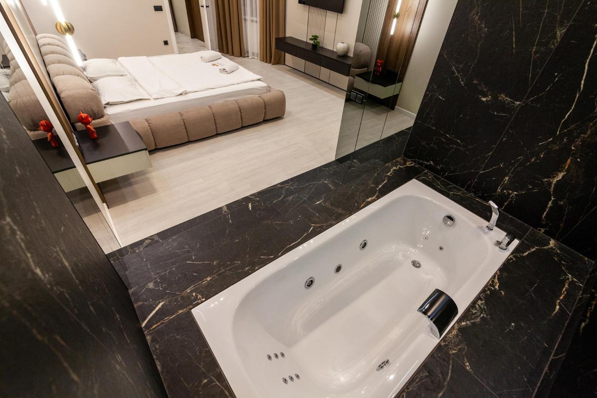 Leogrand Jacuzzi On Malaniuka 2 Apartment Lviv Bagian luar foto