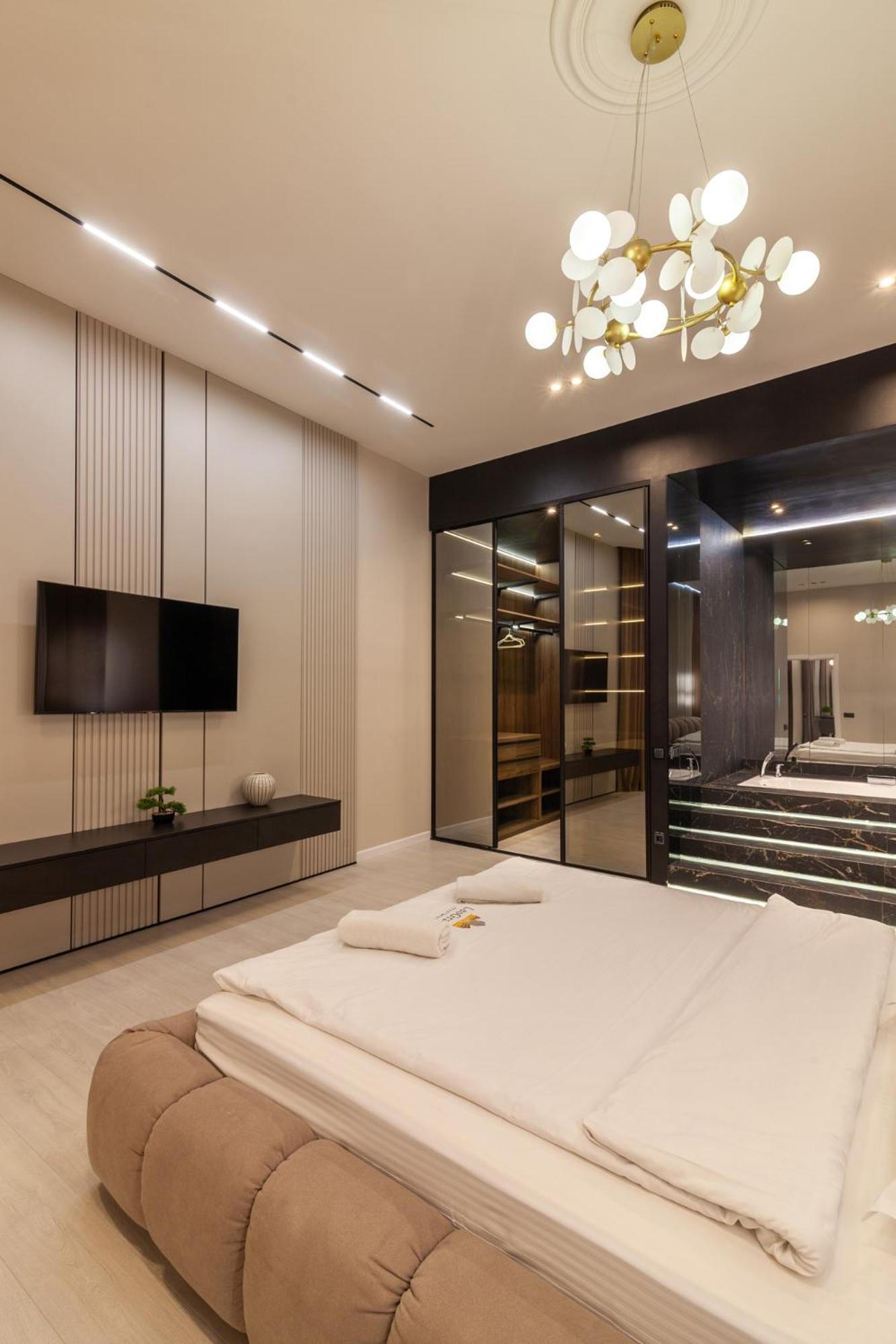 Leogrand Jacuzzi On Malaniuka 2 Apartment Lviv Bagian luar foto