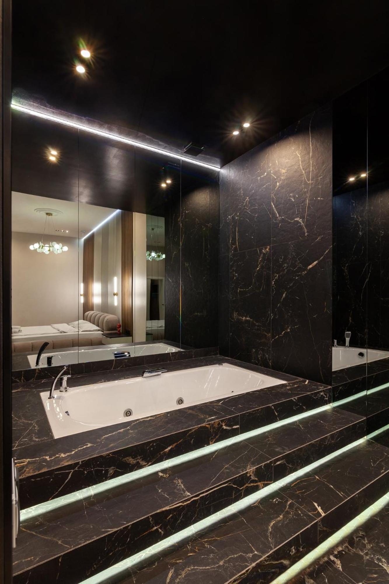 Leogrand Jacuzzi On Malaniuka 2 Apartment Lviv Bagian luar foto
