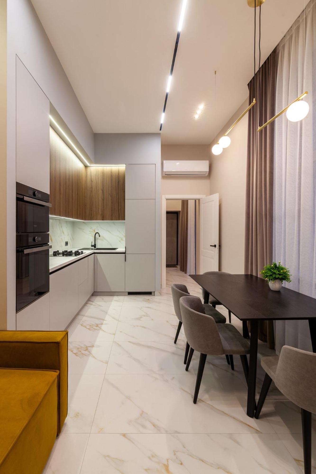 Leogrand Jacuzzi On Malaniuka 2 Apartment Lviv Bagian luar foto