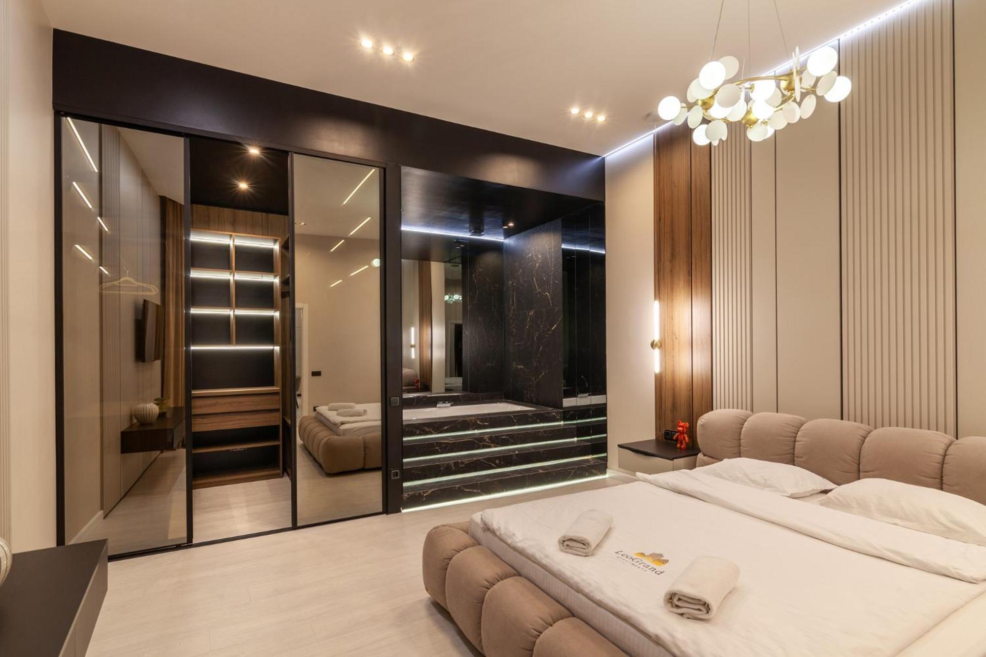 Leogrand Jacuzzi On Malaniuka 2 Apartment Lviv Bagian luar foto
